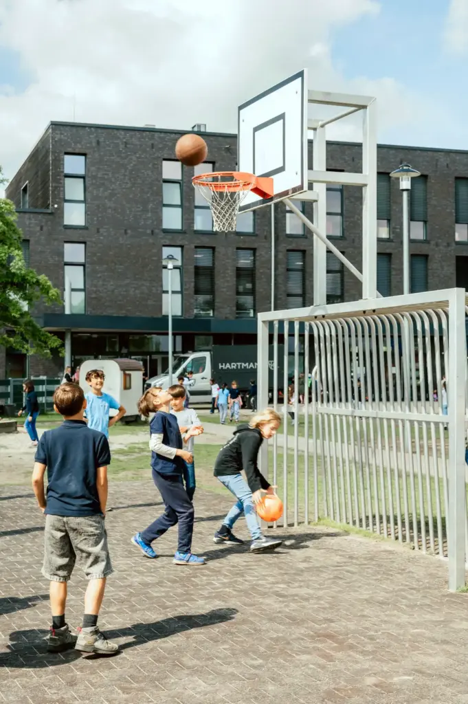 Spielende Kinder auf einem Schulhof